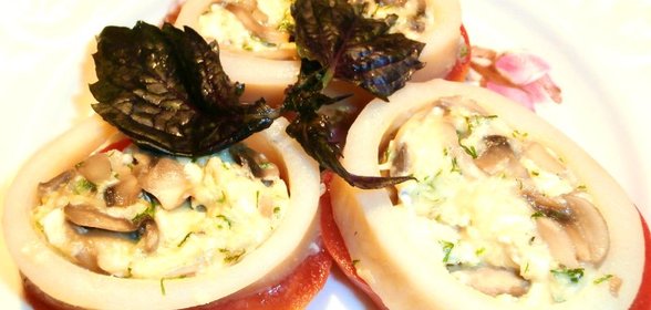 Кальмар, фаршированный грибами, яйцом и сыром