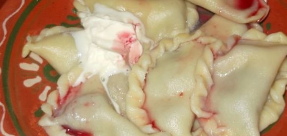 Пирог блинчатый с пюре из свежих слив (чернослива), покрытый меренгой