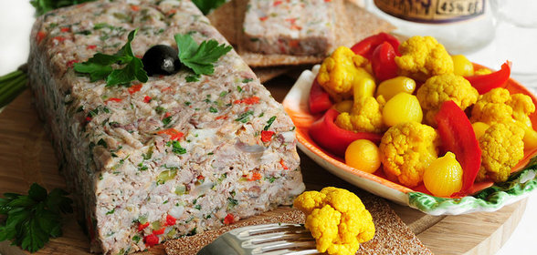 Мясной рулет с макаронами