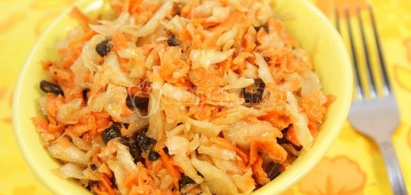 Салат морковный с квашеной капустой и черносливом