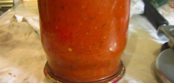 Помидоры в томатном соусе с базиликом