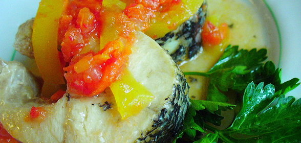 Рыбка отварная с соусом