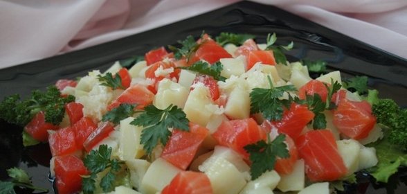 Картофельный салат с сёмгой