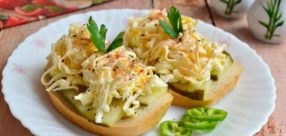 Бутерброды с огурцом, маслом и плавленным сыром