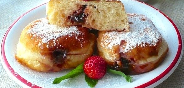 Берлинер или пончик с джемом