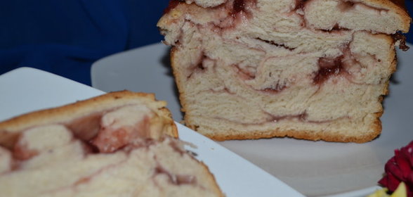 Булка с клюквенным джемом