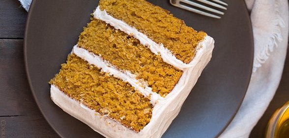 Тыквенный торт с глазурью из сливочного сыра и корицы