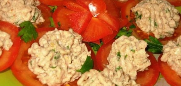 Закуска из фасолевого паштета на помидорах
