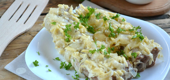 Мясо под сырным соусом