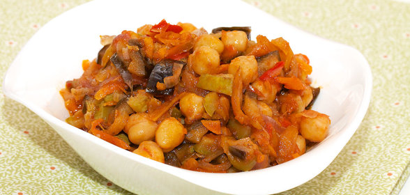 Овощное рагу с нутом и острой пассатой