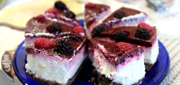 Миндальный торт с малиной