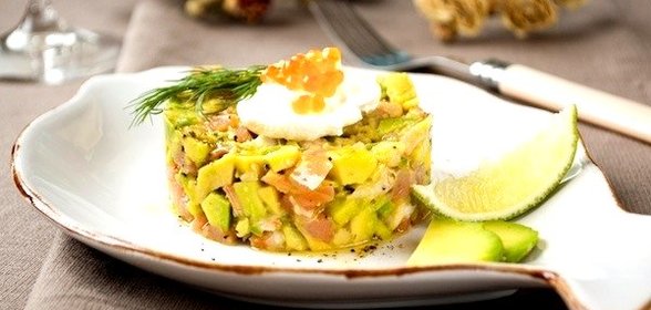 Тартар с форелью и авокадо