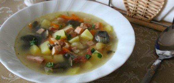 Перловый суп с маринованными маслятами и мясным ассорти