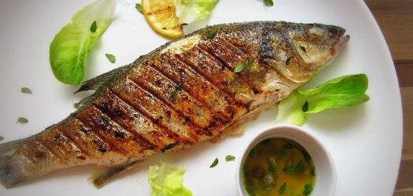 Сибас на гриле с чесночно-лимонным маслом