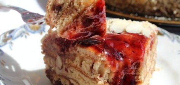Карамельный медовик с шоколадным кремом и черничным джемом