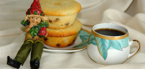 Манник с изюмом и малиновым джемом для веселого чаепития