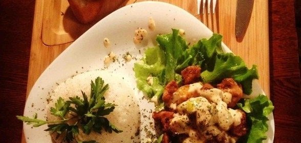 Сочная говядина с яблоками под сырным соусом