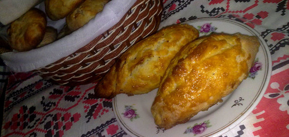 Пирожки с зелёным луком и яйцом