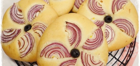 Лепешки с оливковым маслом и луком