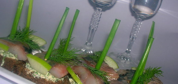 Закусочные канапе с селедкой и ароматным маслом