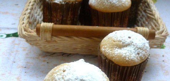 Сметанные кексы с консервированными фруктами