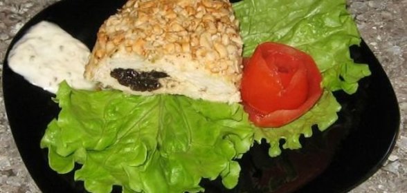 Куриный кармашек с черносливом в ореховой панировке