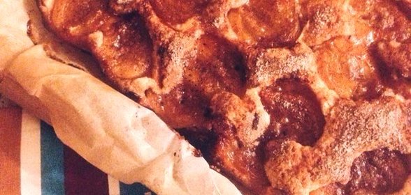 Пирог с карамелизированными сливами и корицей