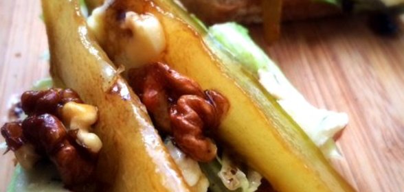 Брускетта с медовой грушей и сыром дор-блю