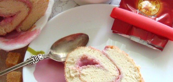 Быстрый рулет с малиной и творогом