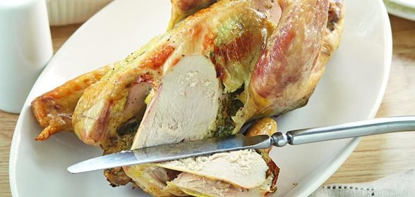 Запеченная цесарка с травяным маслом