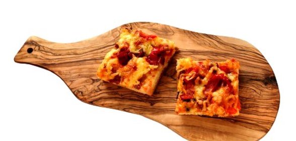 Пицца с салями, тремя сортами сыра и прованскими травами