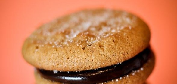 Печенье с арахисовым маслом и шоколадной начинкой