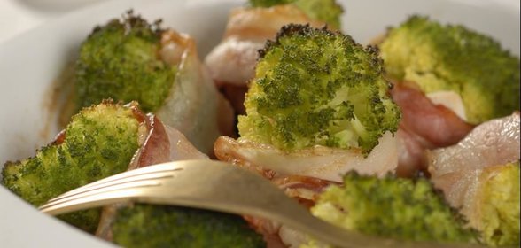 Брокколи в беконе