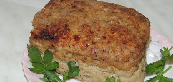 Сендвич к завтраку с домашним мясным хлебом с оливками