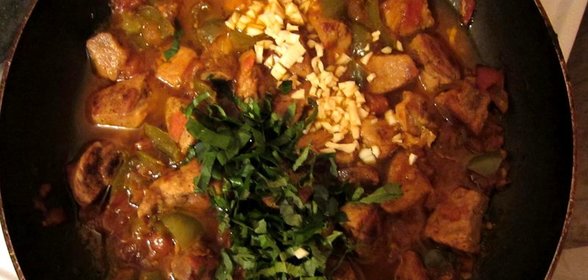 Свинина с перцем и помидорами