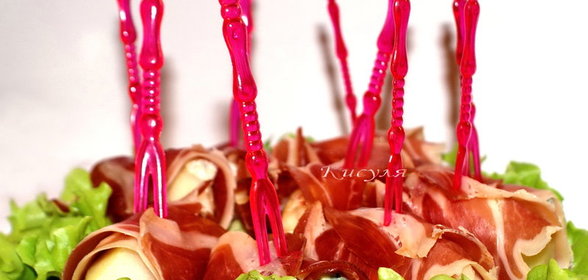 Рулетики с грушей, хамоном и Дорблю