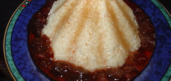 Рисово-ванильный пуддинг с клубничным вареньем