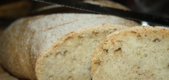 Ароматный хлеб с добавлением цельнозерновой муки и сухой кавказской аджики (ночного брожения)