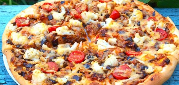 Пицца с баклажанами и цветной капустой