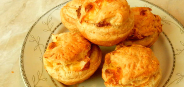 Булочки из слоёного теста, с творогом и сыром