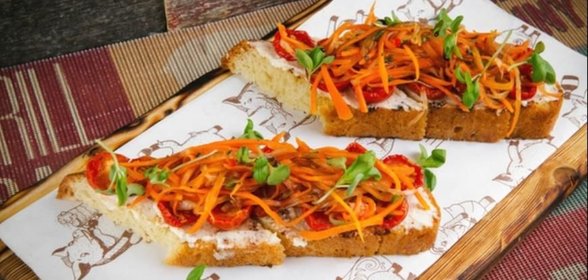 Брускетта с печеными томатами