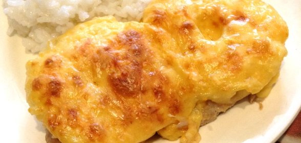 Свинина, запеченная с ананасами и сыром