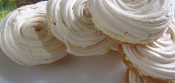 Бисквитные пирожные с безе и масляным кремом