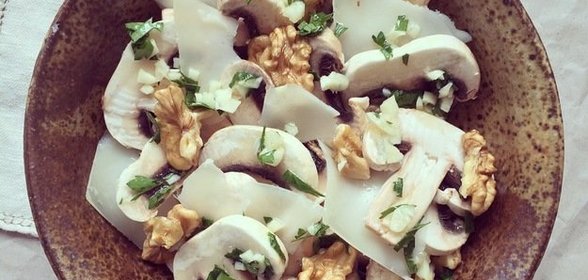 Салат из шампиньонов с козьим сыром и грецкими орехами
