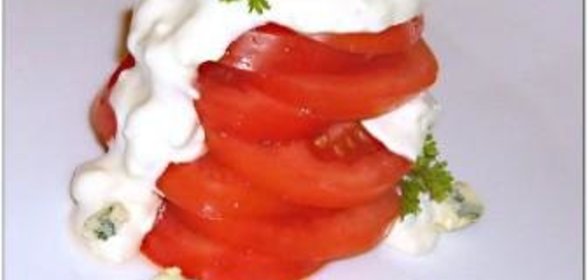 Помидорный салат с заправкой и голубого сыра