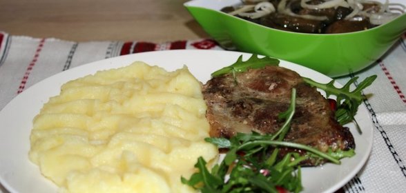 Свинина запеченная в чесночном маринаде