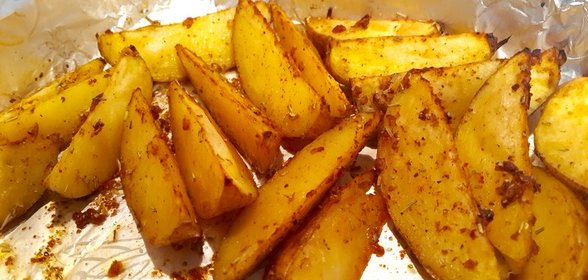 Запеченные картофельные дольки с чесноком и розмарином