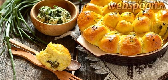 Пирожки дрожжевые с крапивой, зелёным луком и творогом