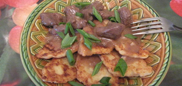 капытки с мясом и соусом
