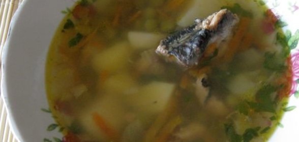 Суп из консервированной рыбы с горошком